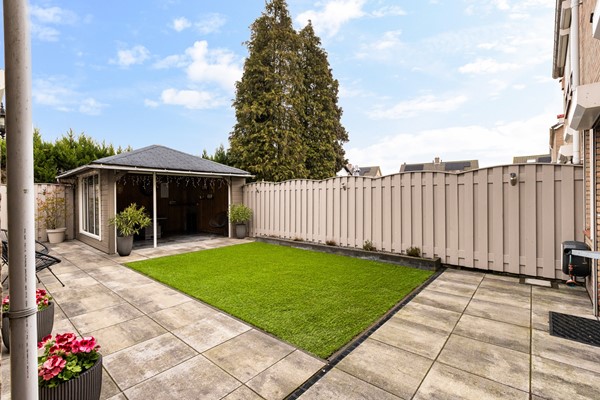 Foto - Te koop: Ruime 2-onder-1-kapwoning met dubbele garage, eigen oprit en fijne tuin